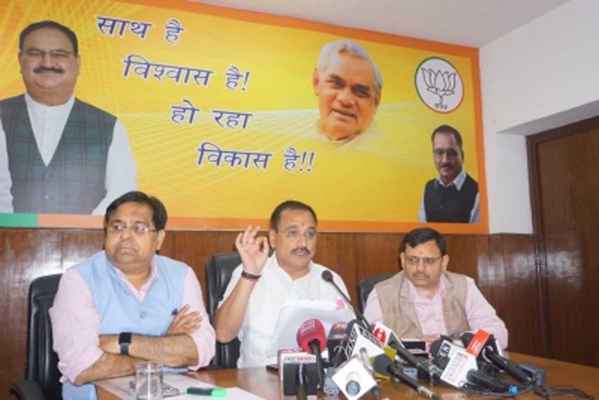 भाजपा का आरोप, केजरीवाल ने शराब का होलसेल बिजनेस जानबूझकर प्राइवेट हाथों में दिया